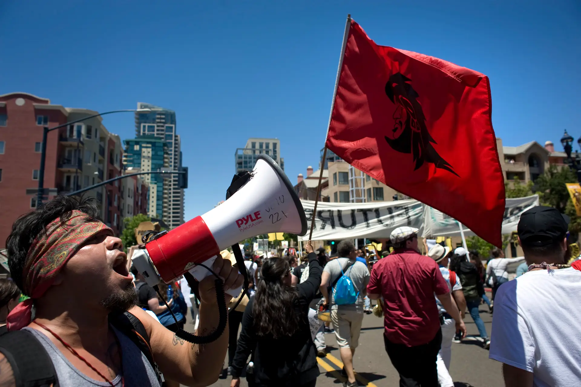 Homem grita slogans durante o protesto.