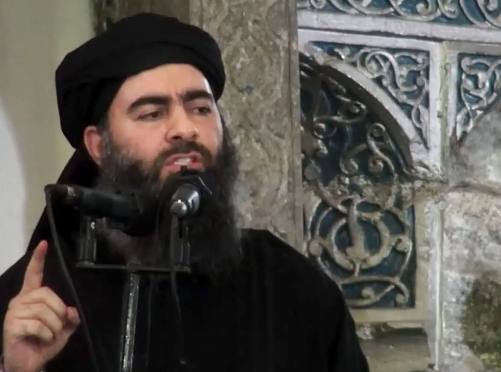 Abu Bakr al-Baghdadi na sua primeira aparição pública, no Iraque.