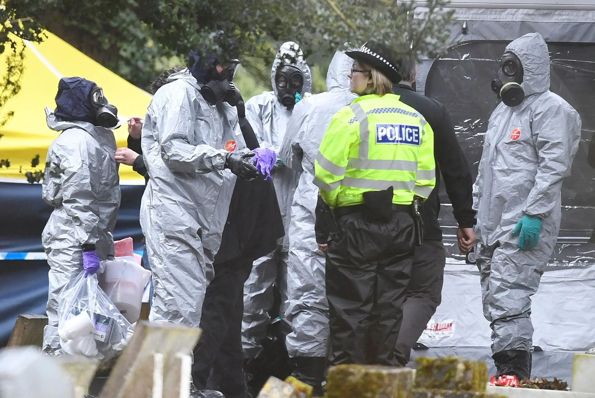 Autoridades britânicas identificam dois russos como suspeitos de ataque químico contra ex-espião