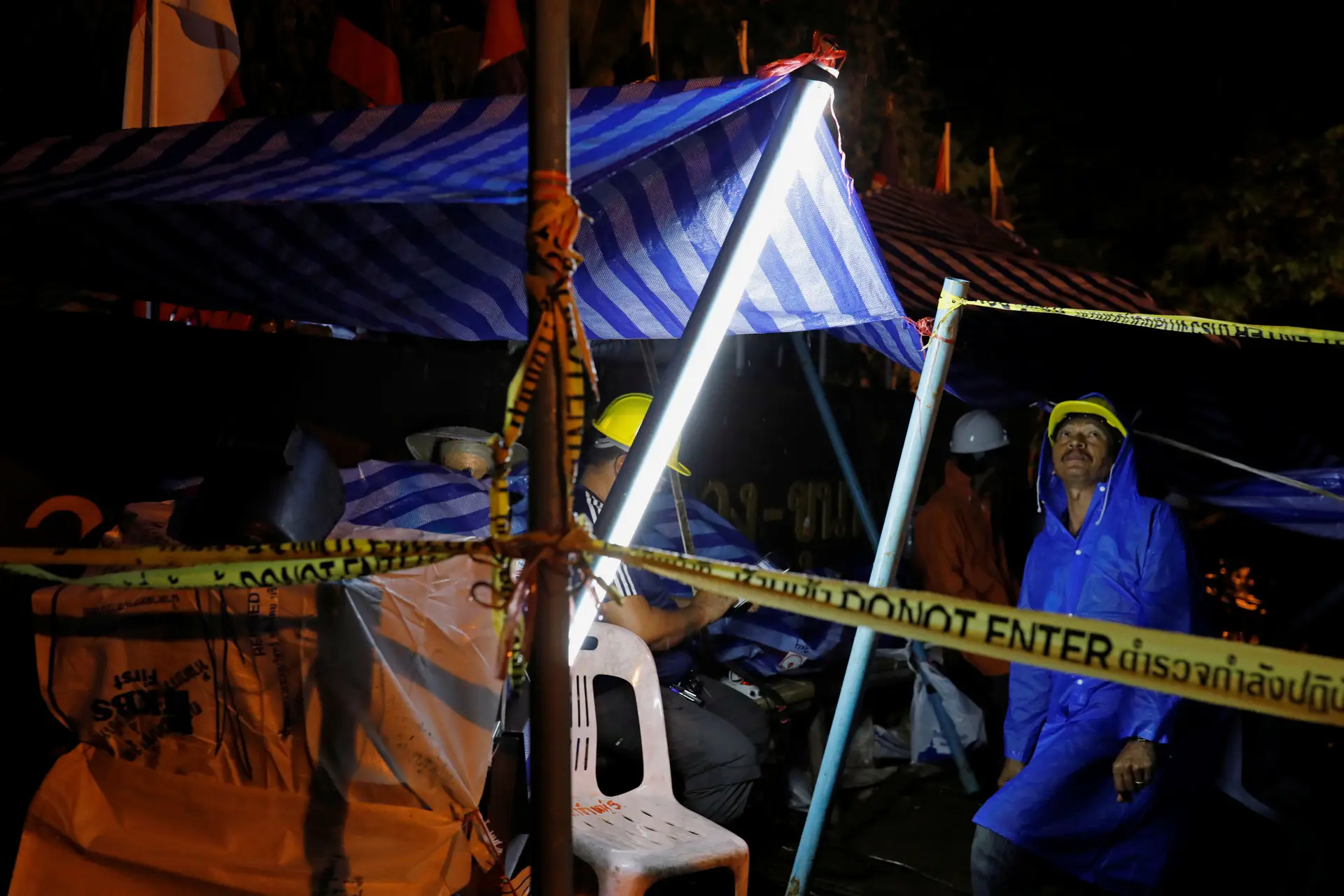 Viatura envolvida no resgate na Tailândia cai de ravina e faz quatro feridos