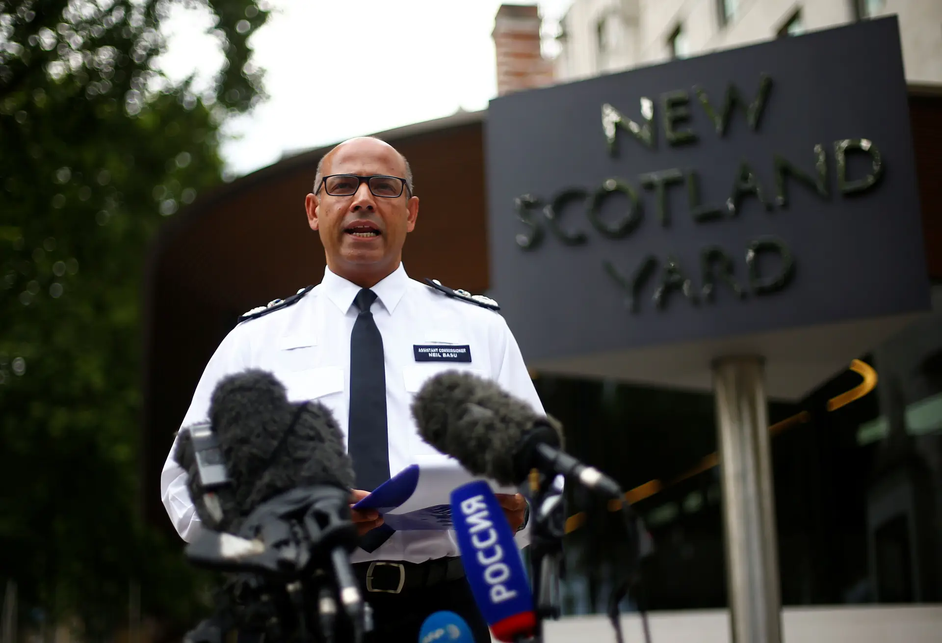 Polícia britânica procura recipiente com substância tóxica que matou mulher