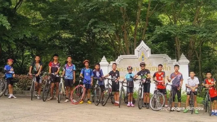 Os jovens e o treinador desapareceram no sábado, dia 23 de junho, depois de um treino de futebol. O alerta foi dado pela mãe de um dos jovens. As bicicletas e os ténis foram encontrados no exterior da gruta Tham Luang Nag Non, o que fez com que as buscas se concentrassem naquela gruta.