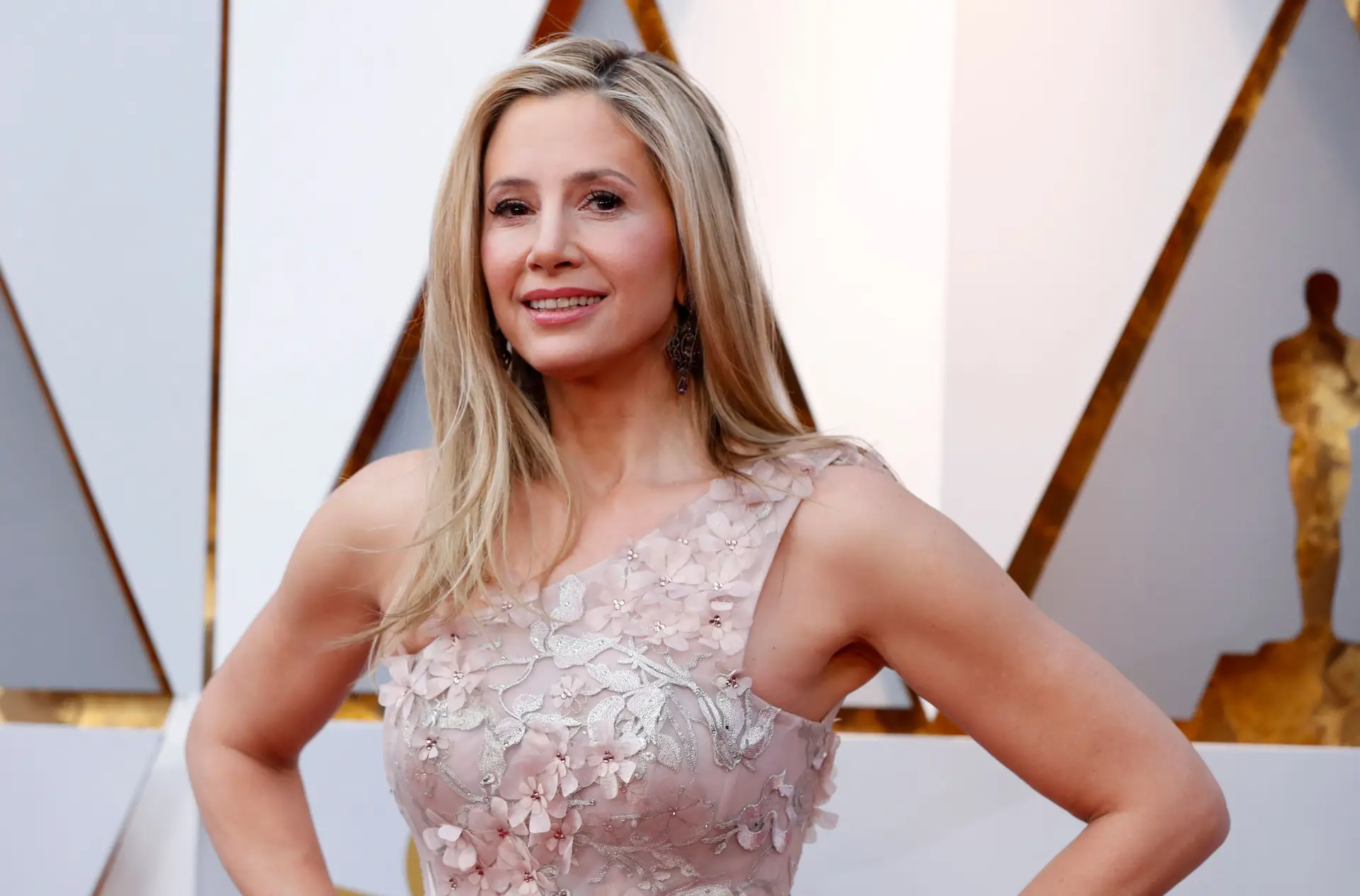 Mira Sorvino revela que diretor de casting a amordaçou com preservativo
