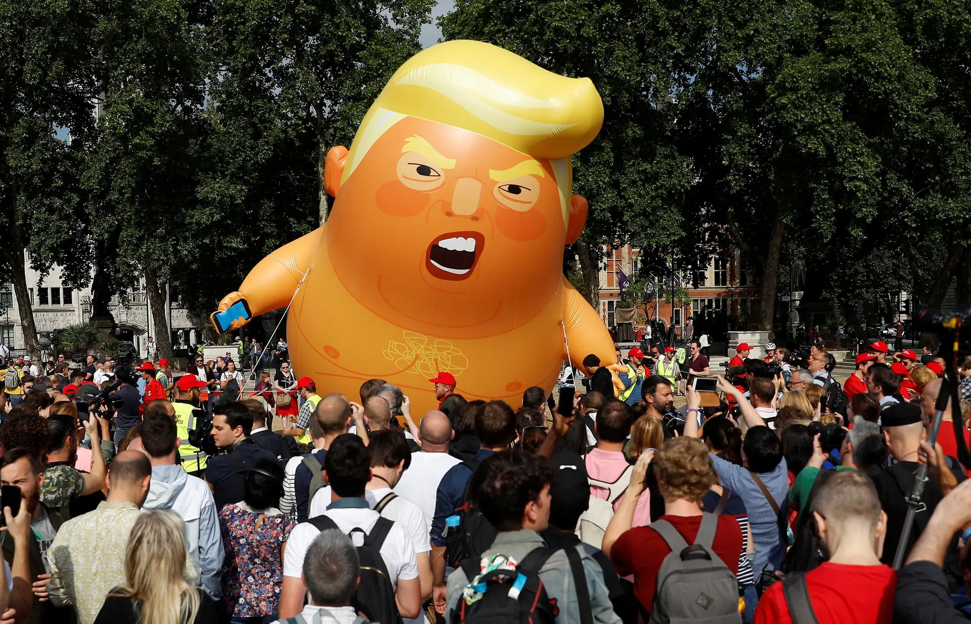 Há um "bebé-Trump" gigante a flutuar pelos céus de Londres