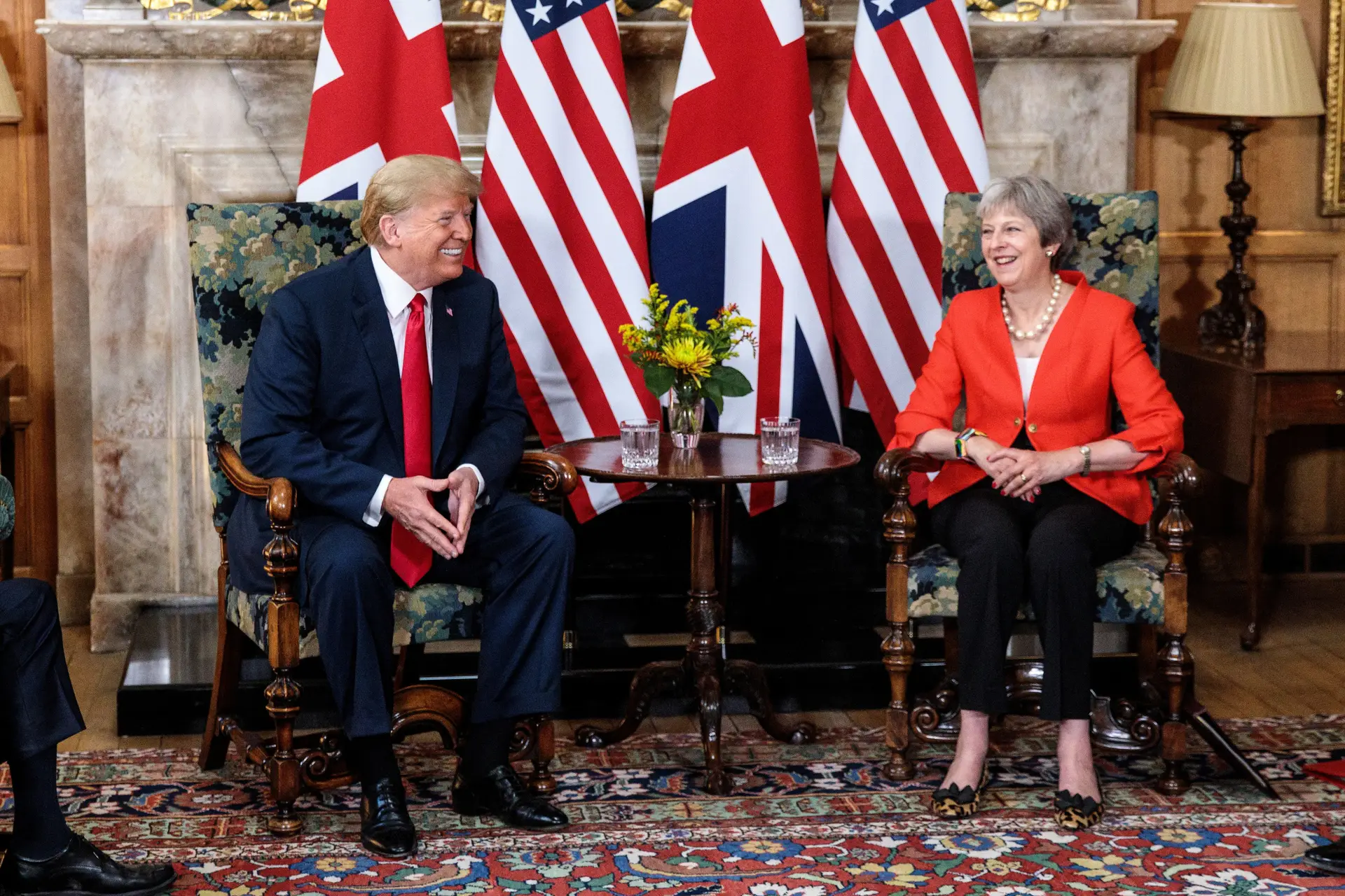 Trump garante que tem uma "relação muito sólida" com Theresa May