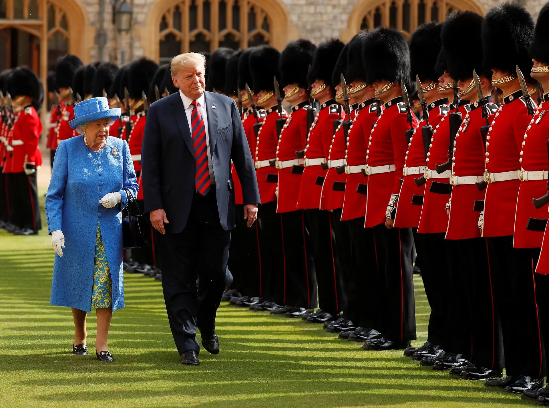 Rainha de Inglaterra vê saída da UE como "problema muito complexo", diz Trump