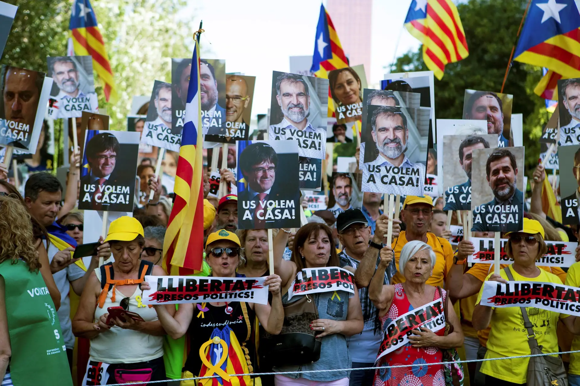Milhares em Barcelona exigem libertação de presos independentistas
