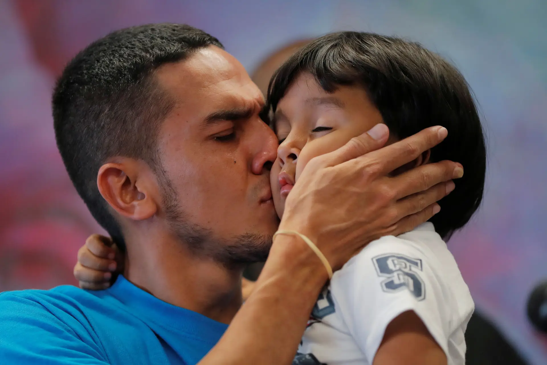 Javier, hondurenho de 30 anos, finalmente reunido com o filho William ao fim de 55 dias separados