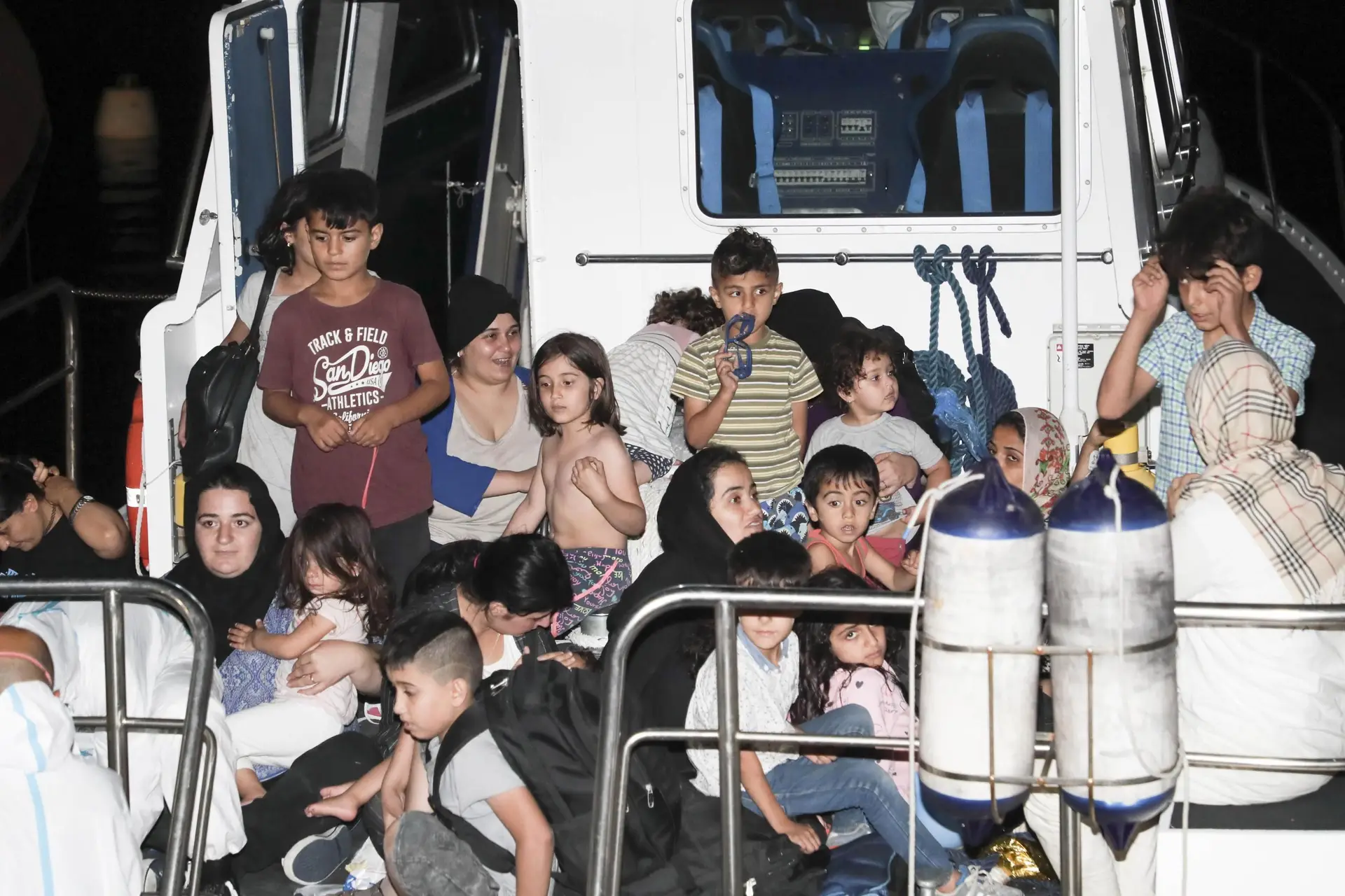 Itália autoriza desembarque de 450 migrantes