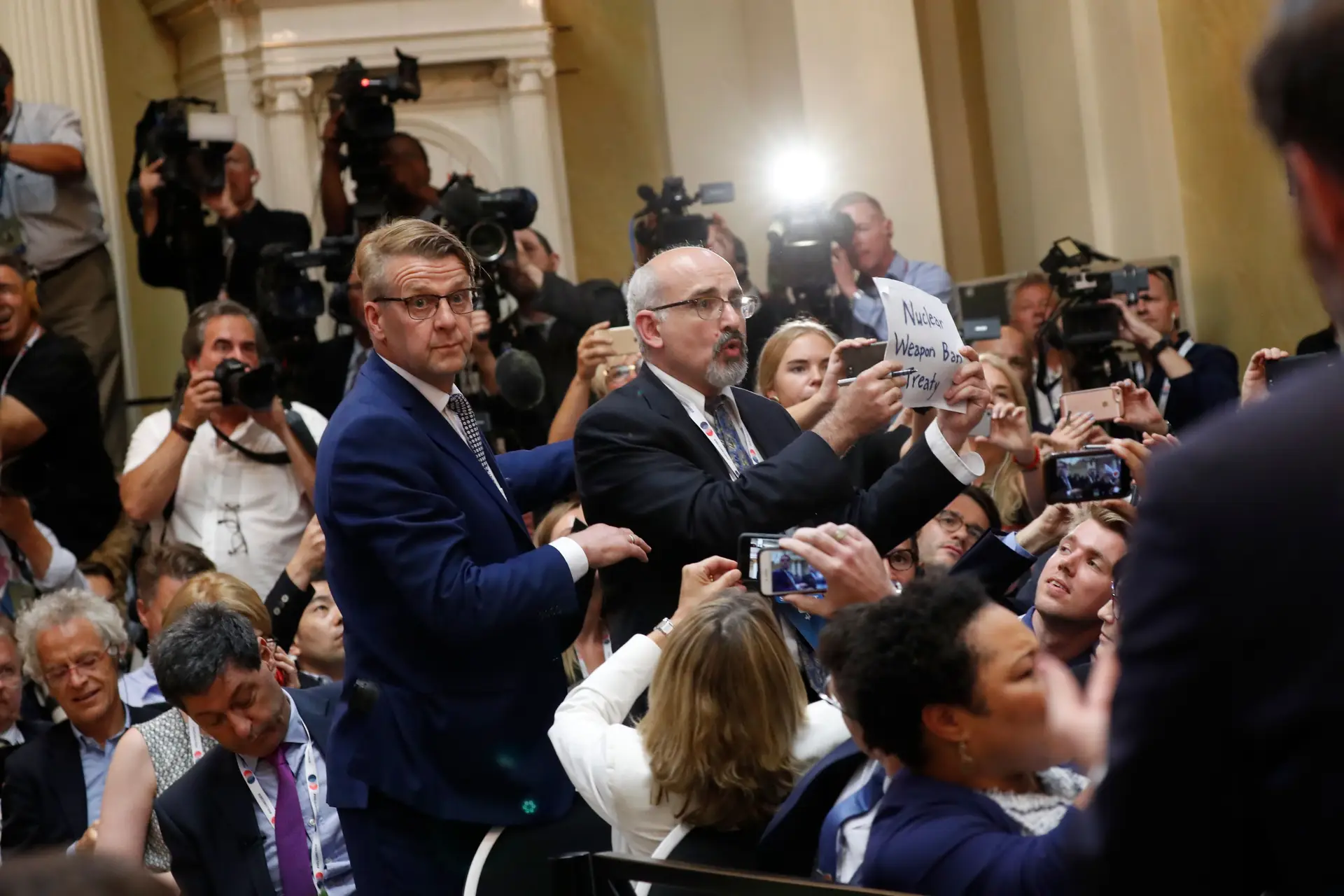 Homem retirado à força da conferência de Trump e Putin