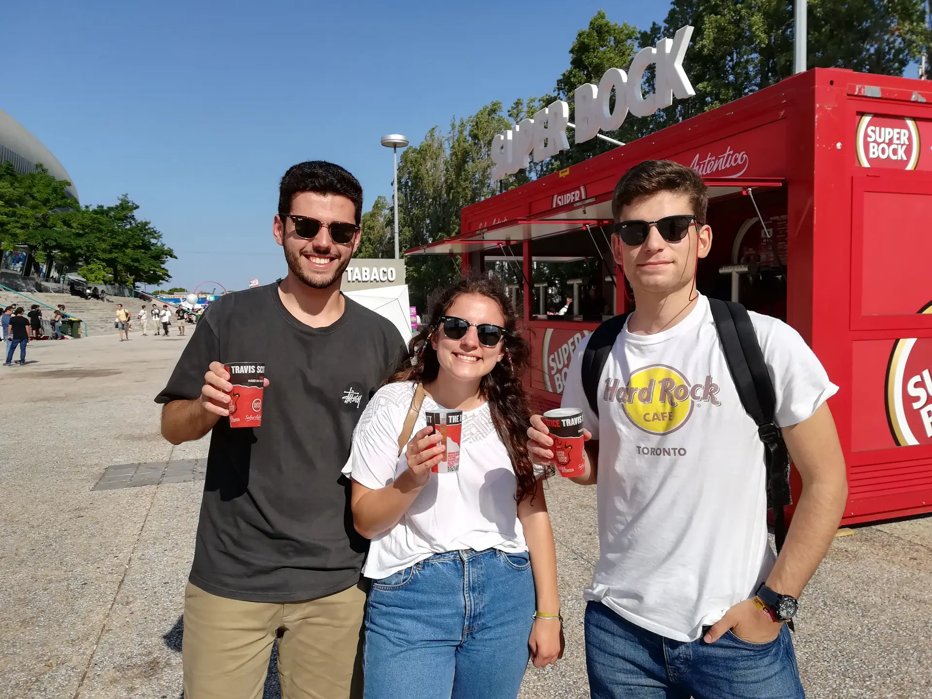 De copo na mão pelo ambiente