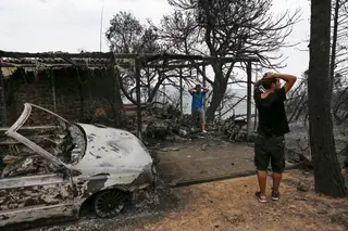 Número de mortos nos incêndios na Grécia sobe para 74