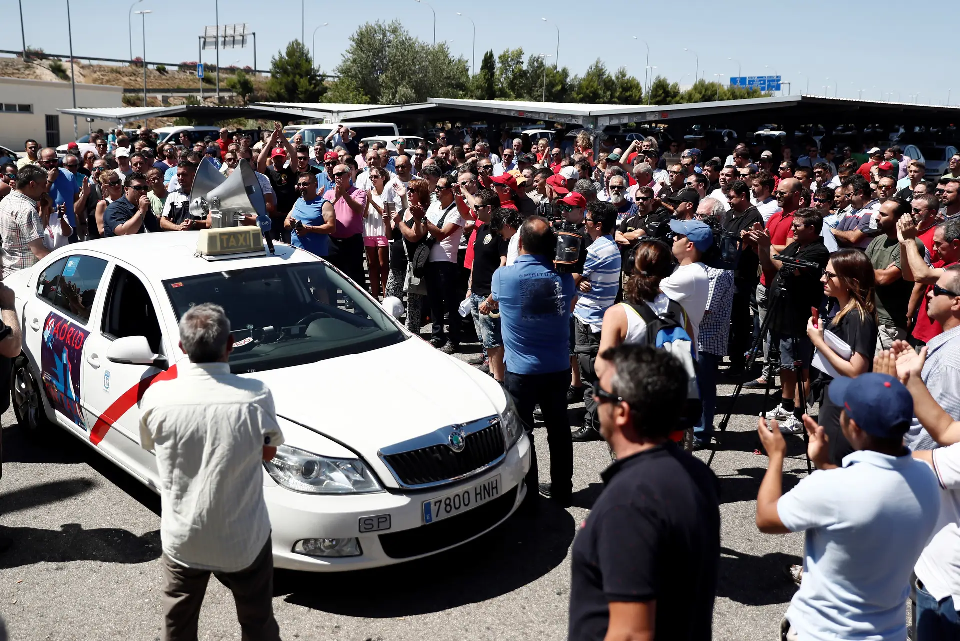 Táxis de Barcelona e Madrid parados contra a Uber e a Cabify