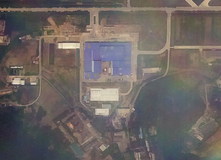 Imagem de satélite da fábrica de mísseis Sanumdong, a sul de Pyongyang, captada a 7 de julho. Segundo os peritos, o veículo vermelho no centro é semelhante aos utilizados no transporte de mísseis.