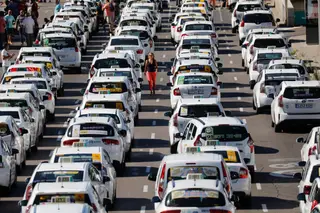 Greve dos taxistas em Espanha sem fim à vista continua a afetar afetar trânsito