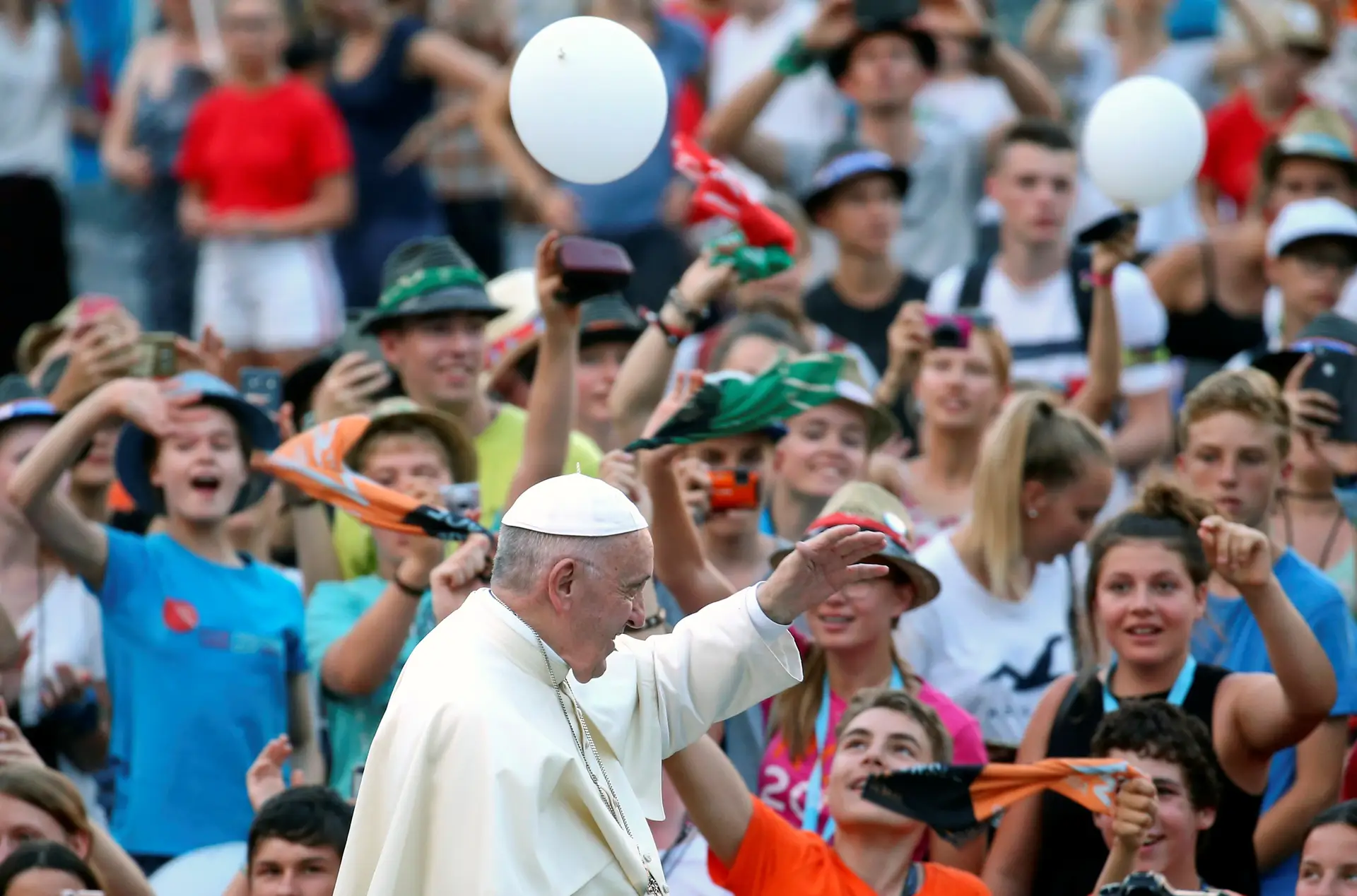 Papa pede a jovens que ajudem da mesma forma estrangeiros e compatriotas