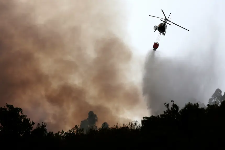 Resultado de imagem para IncÃªndios: TrÃªs fogos ativos em Viana do Castelo mobilizam dois meios aÃ©reos