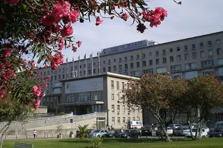 Três tendas da Cruz Vermelha instaladas junto à urgência do Santa Maria