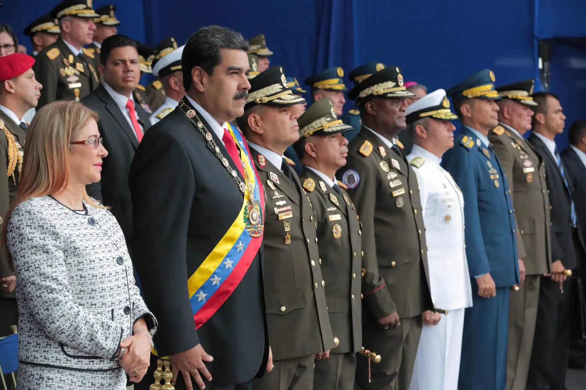 Duas explosões, aparentemente provocadas por um drone, obrigaram, este sábado, o Presidente da Venezuela a abandonar rapidamente uma cerimónia de celebração do 81.º aniversário da Guarda Nacional Bolivariana (polícia militar).