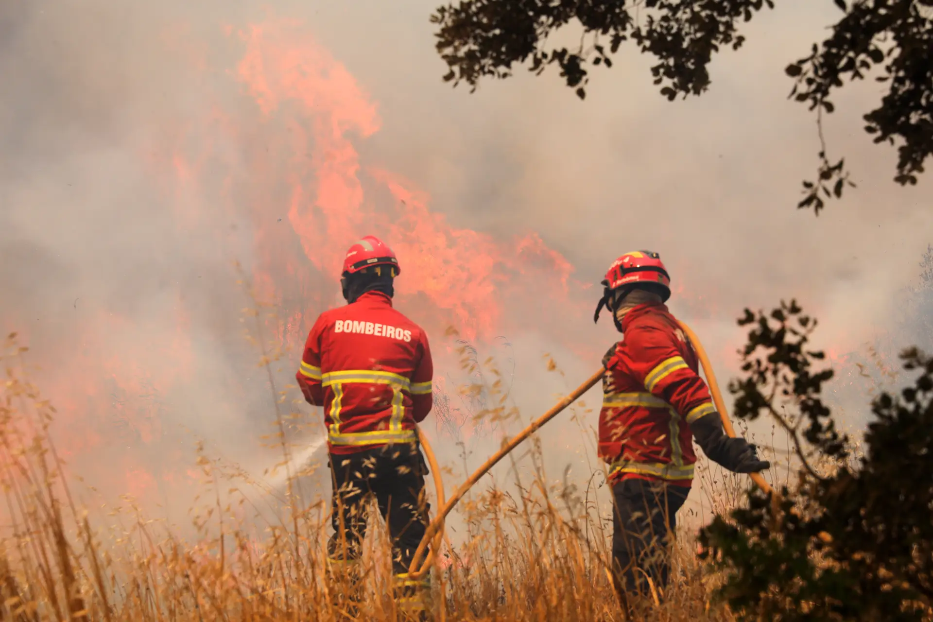 Bombeiros combatem o incêndio que lavra desde sexta-feira em Monchique, na zona de Rasmalho, Portimão.