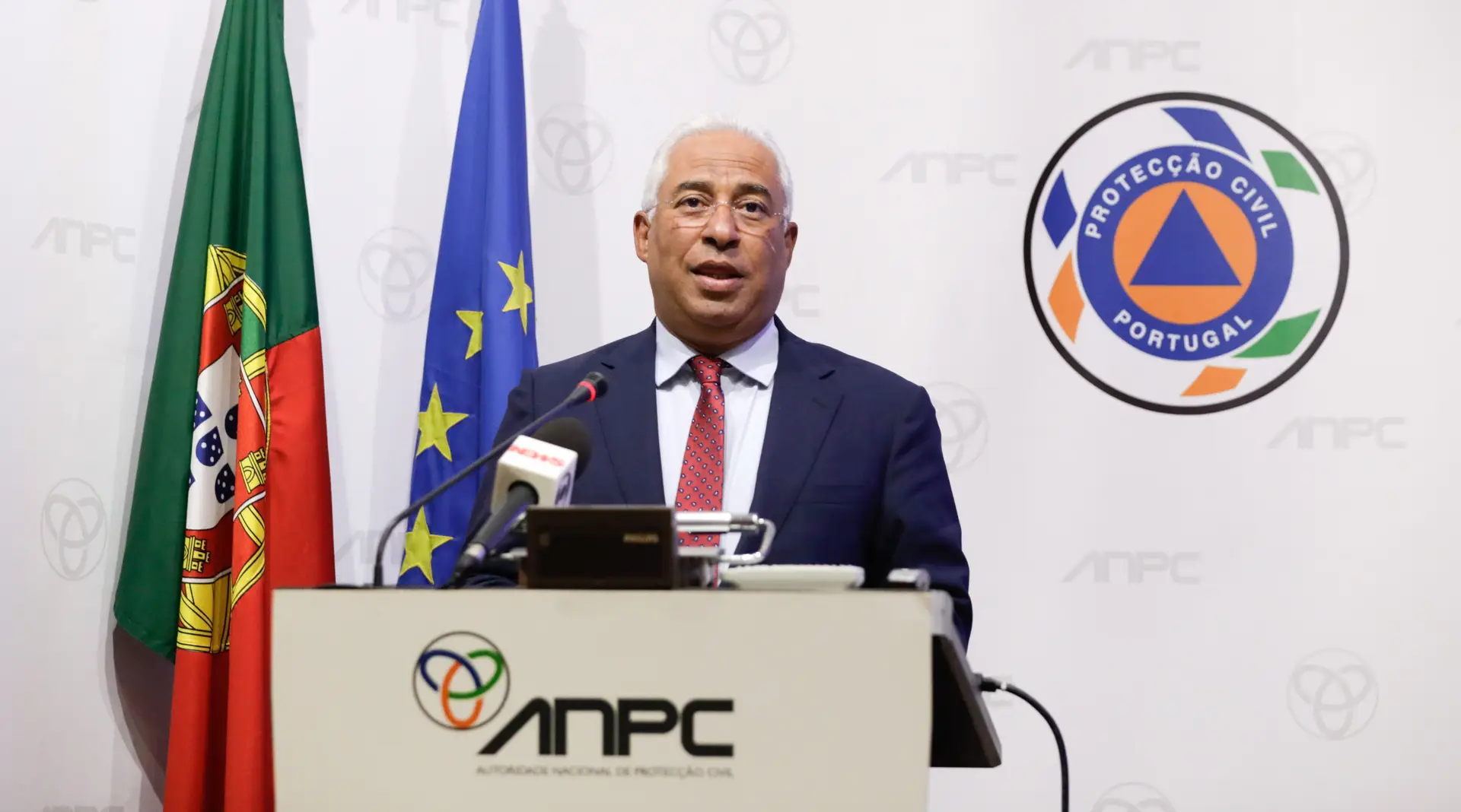 O primeiro-ministro, António Costa, fala aos jornalistas após ter assistido ao briefing técnico-operacional que decorreu na Autoridade Nacional de Proteção Civil (ANPC), em Carnaxide