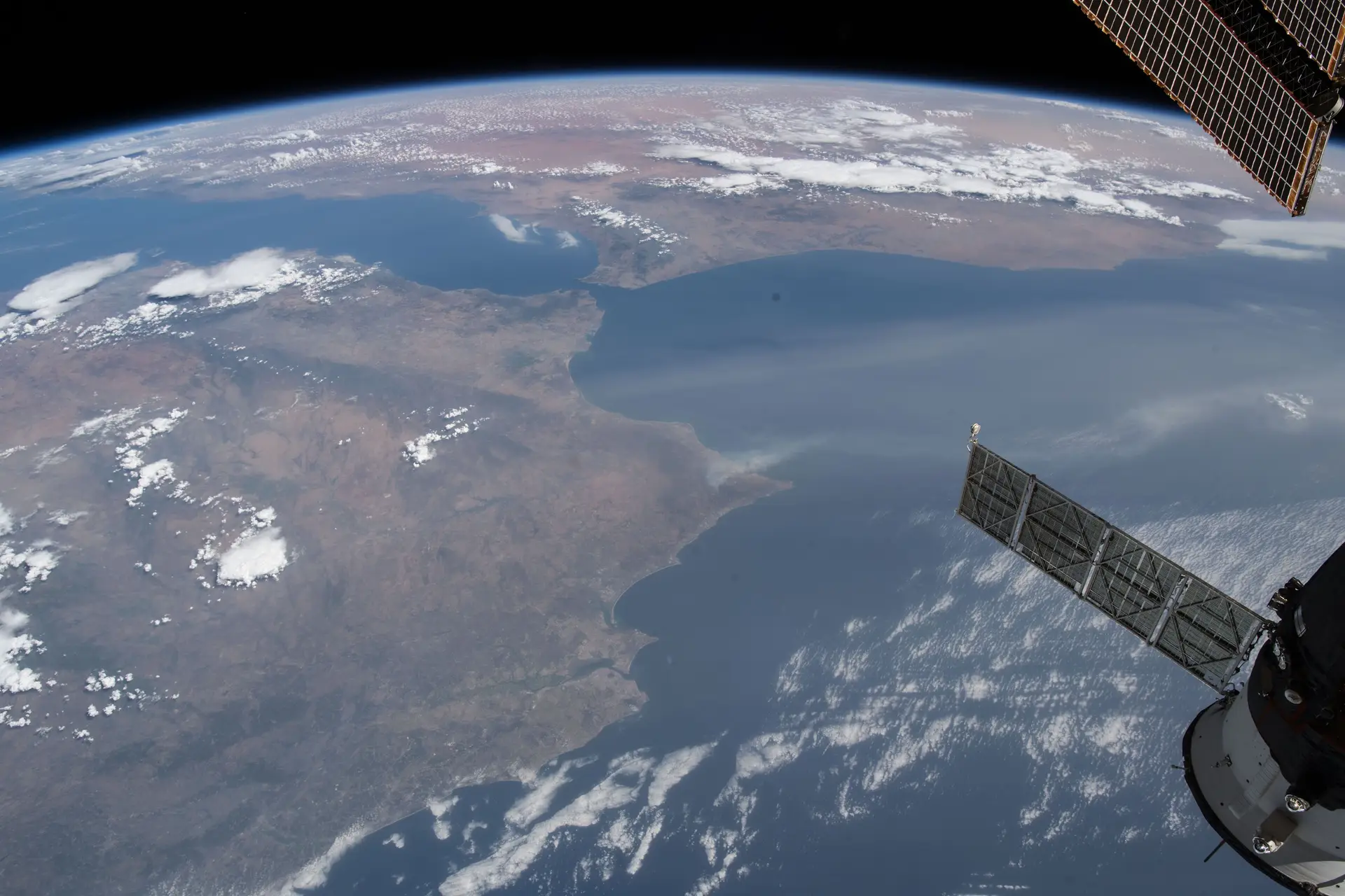 Visto de norte para sul, o fumo do fogo de Monchique é visível à direita da imagem captada a 6 de agosto a partir da Estação Espacial Internacional