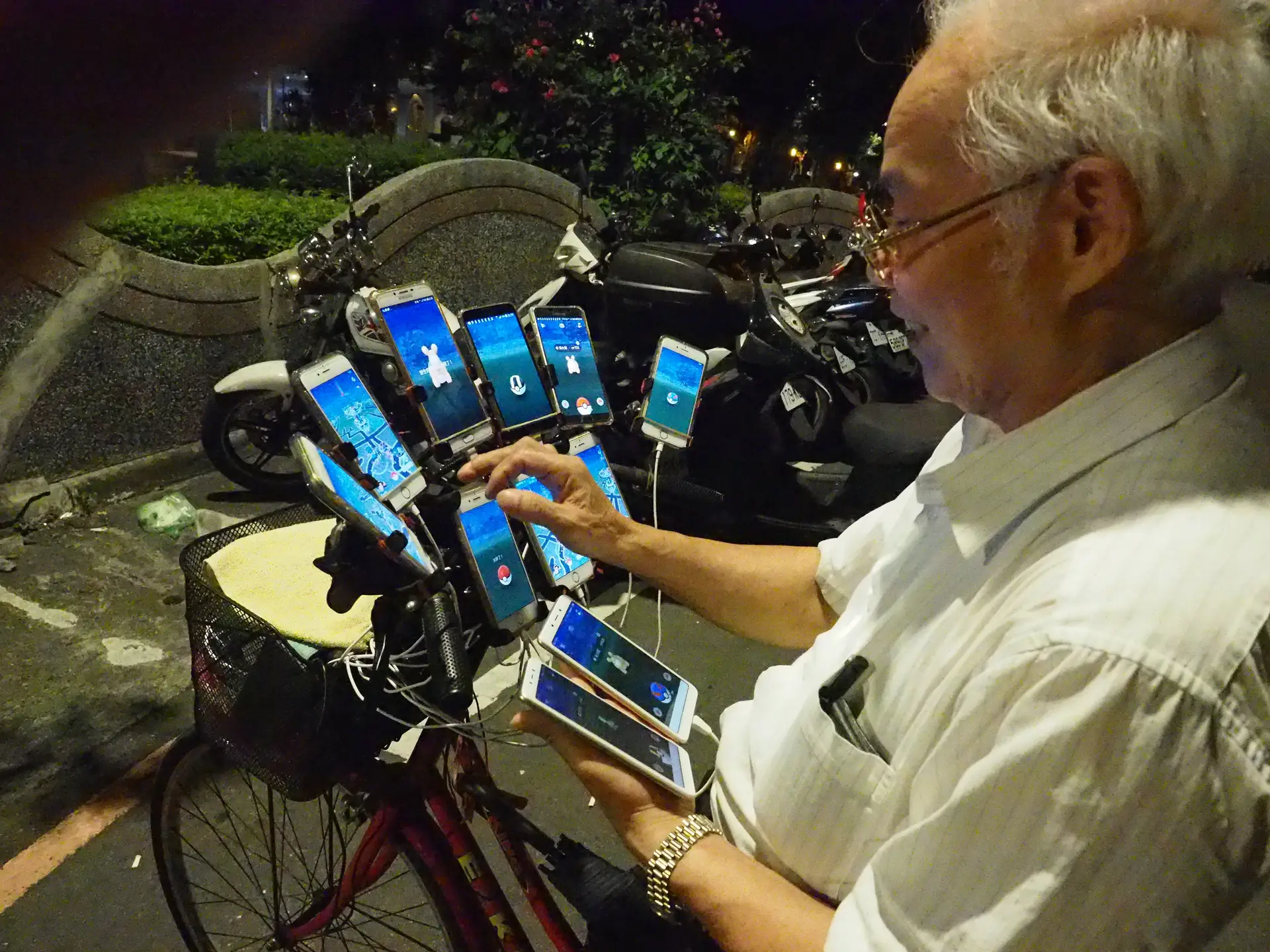 "Tio Pokémon" apanha monstros com onze telemóveis numa bicicleta