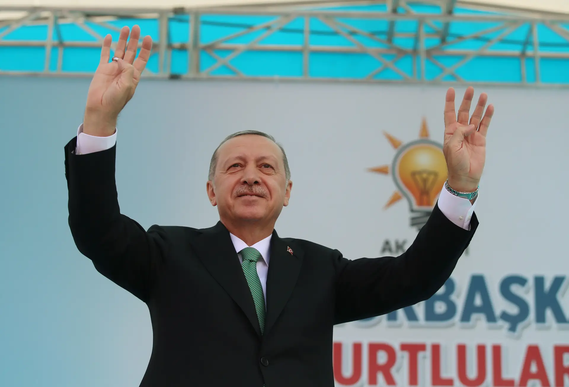 Erdogan diz que queda da lira resulta de "conspiração política" contra a Turquia