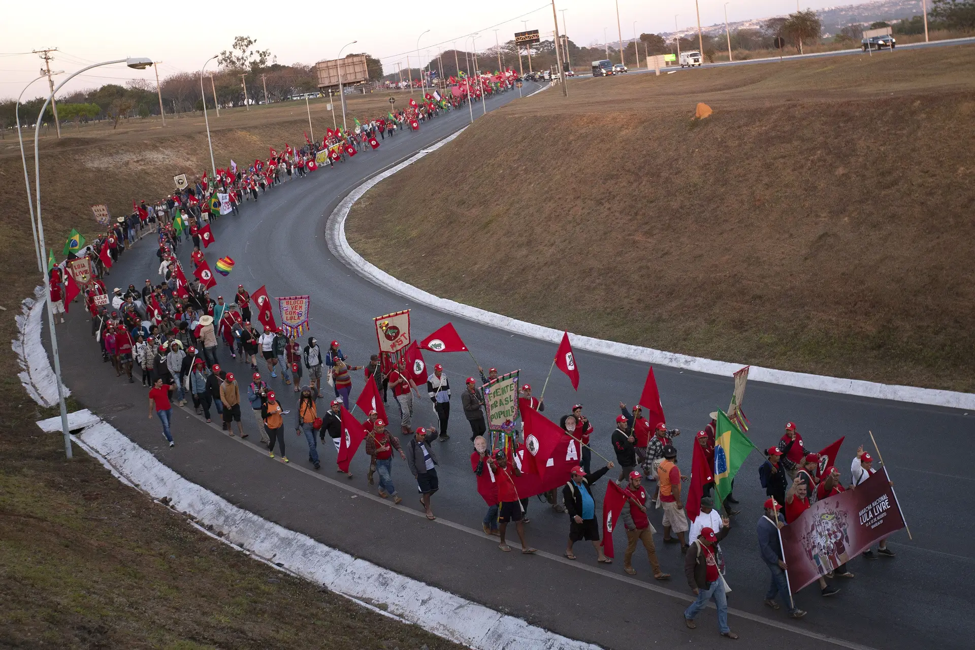 Milhares de ativistas em Brasília para apoiar candidatura de Lula da Silva