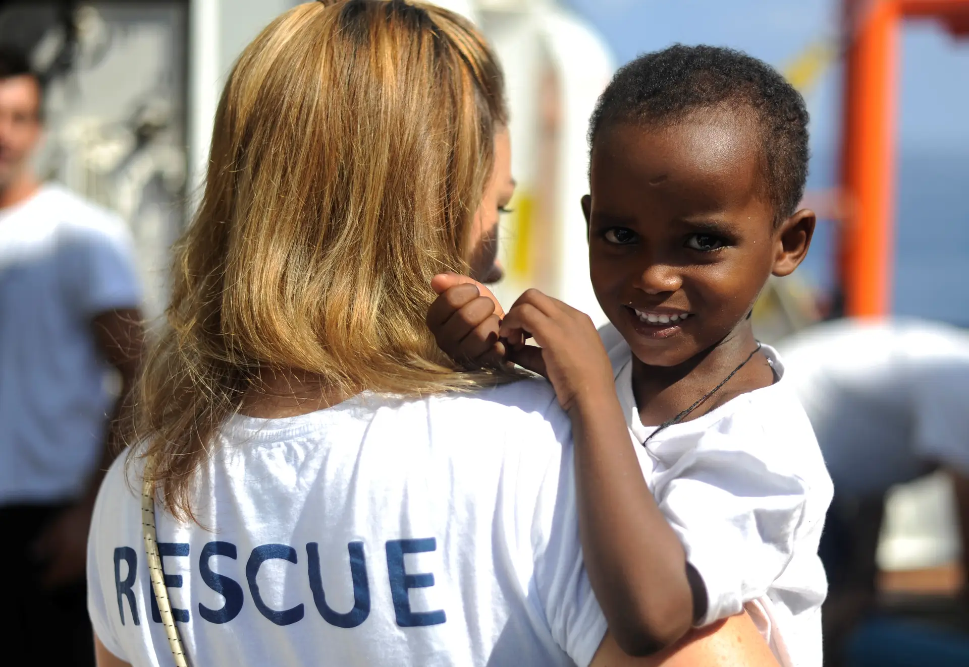 Aquarius perde nacionalidade e espera autorização para atracar