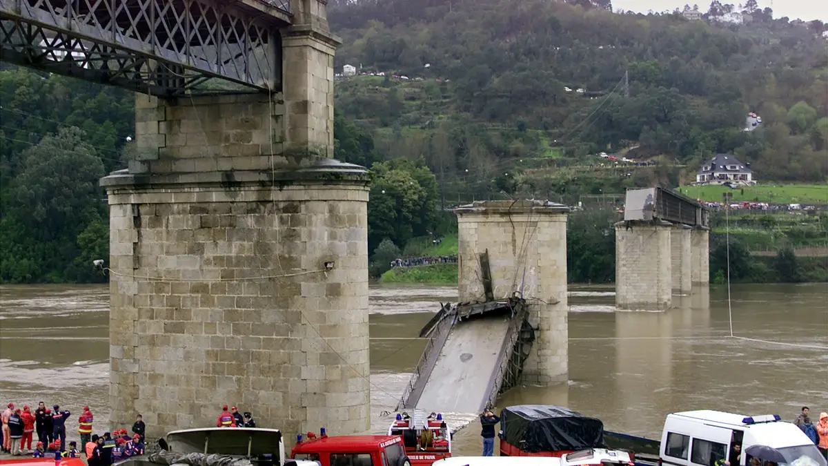 5 de março de 2001: Pelo menos 70 pessoas morreram na queda da ponte que ligava Entre-os-Rios e Castelo de Paiva, no rio Douro, no norte de Portugal.