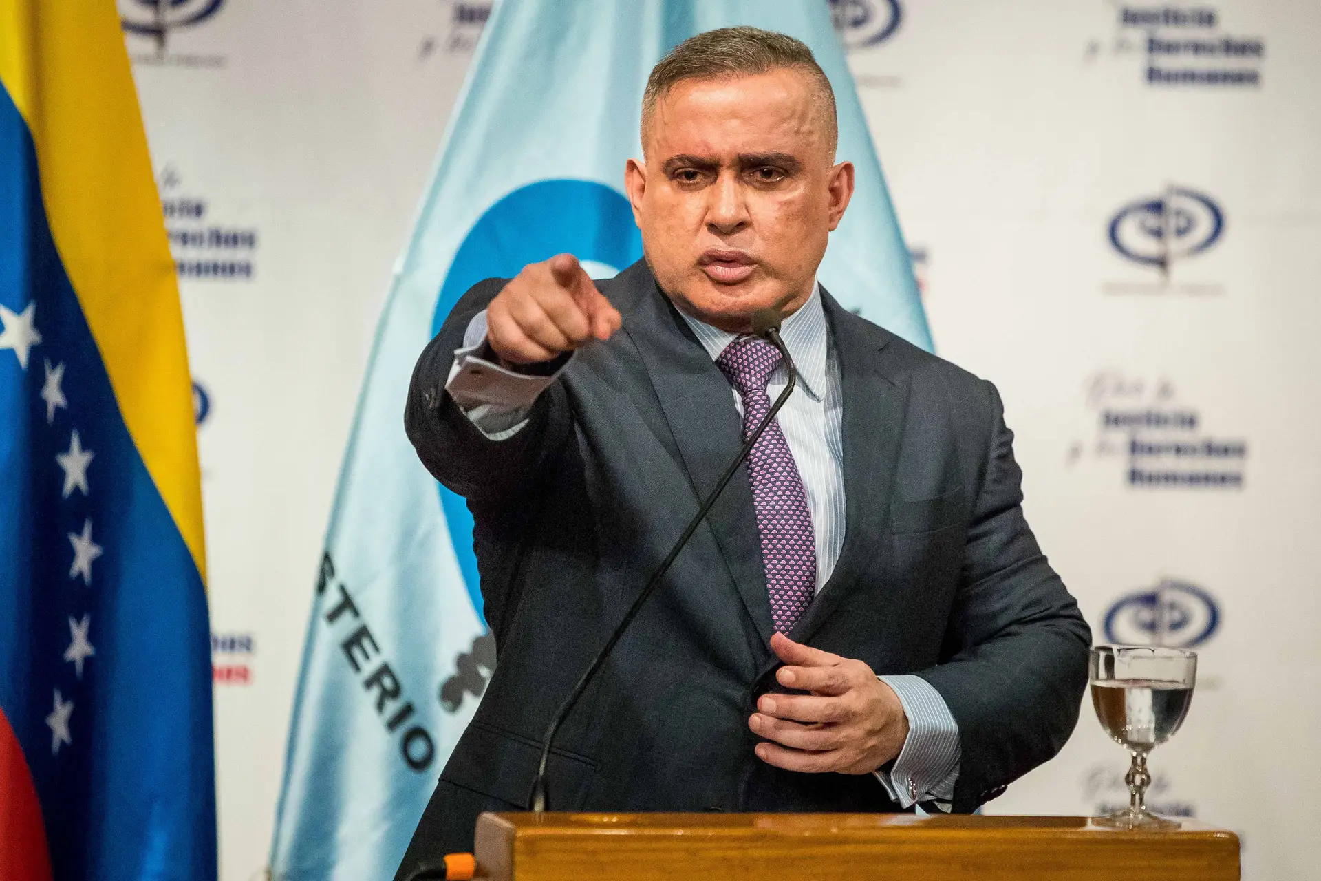 Dois detidos e 27 mandados com alerta vermelho da Interpol por envolvimento a ataque a Maduro