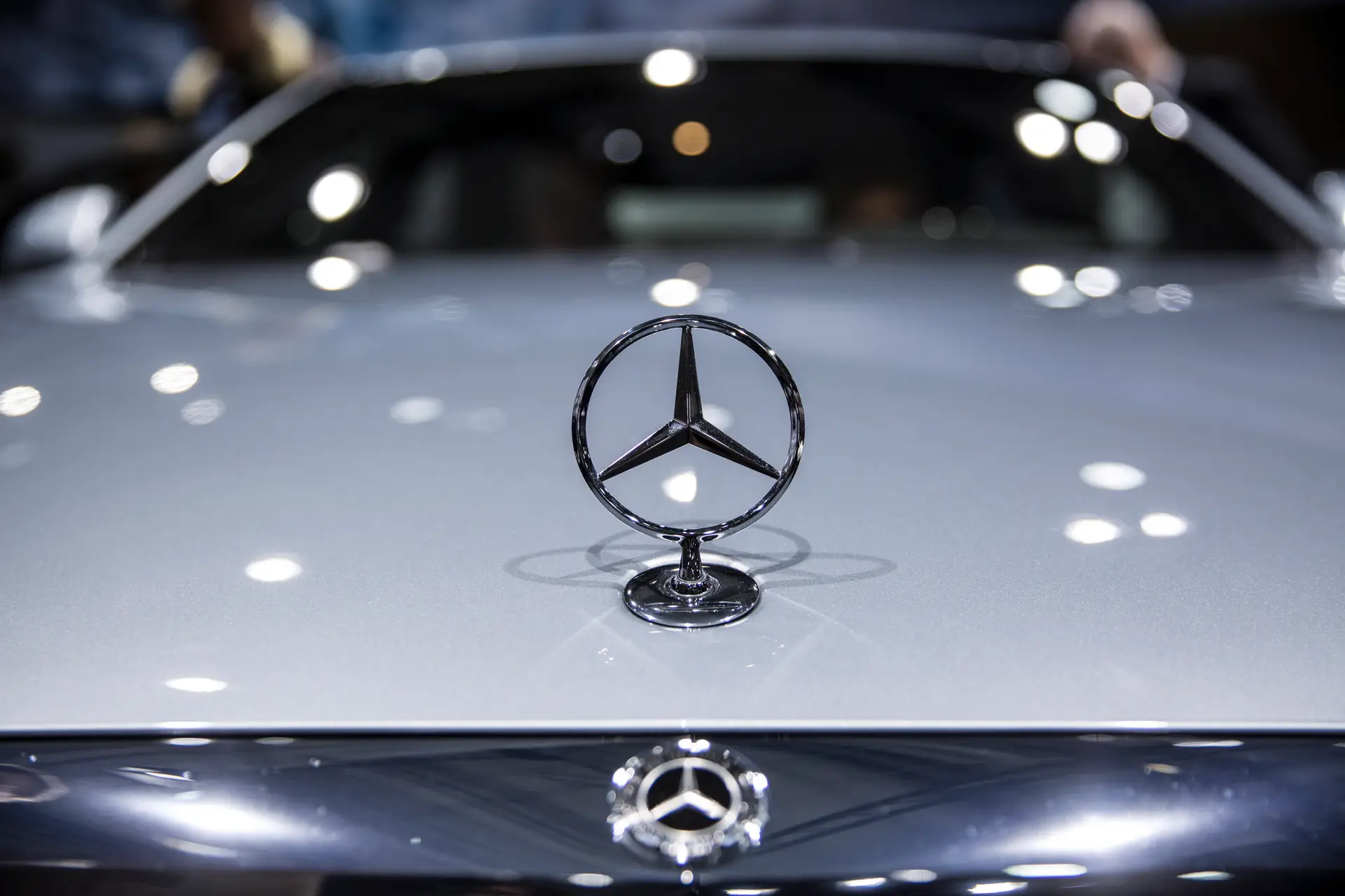 Daimler terá de pagar multa de 870 milhões por emissões poluentes