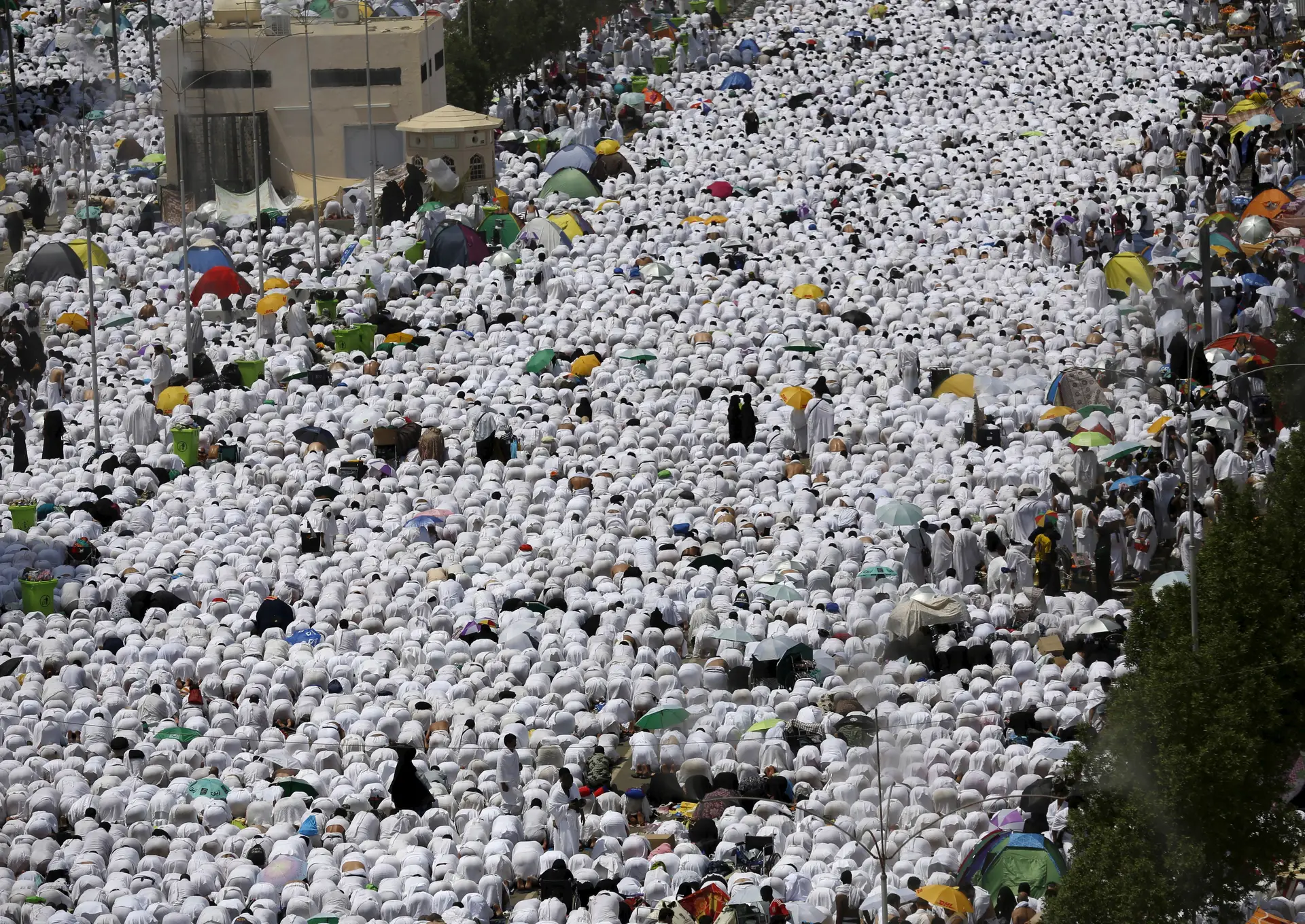 Трагедия во время хаджа. Хадж паломничество давка. Трагедия во время хаджа. Давка в пешеходном тоннеле «аль-ма'айсим» в мекке. Совершение хаджа.