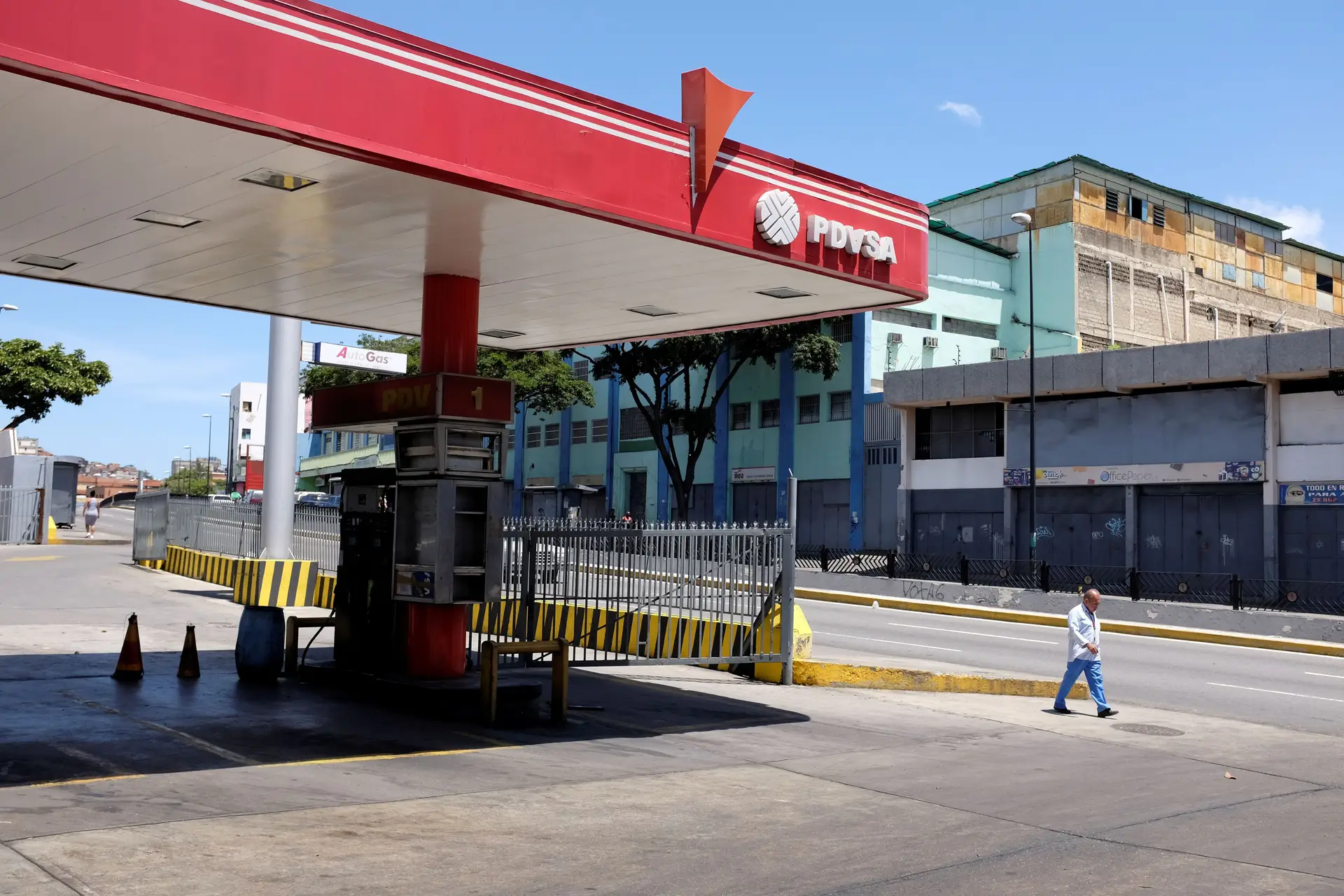 Ruas desertas e comércios fechados em dia de reconversão monetária na Venezuela