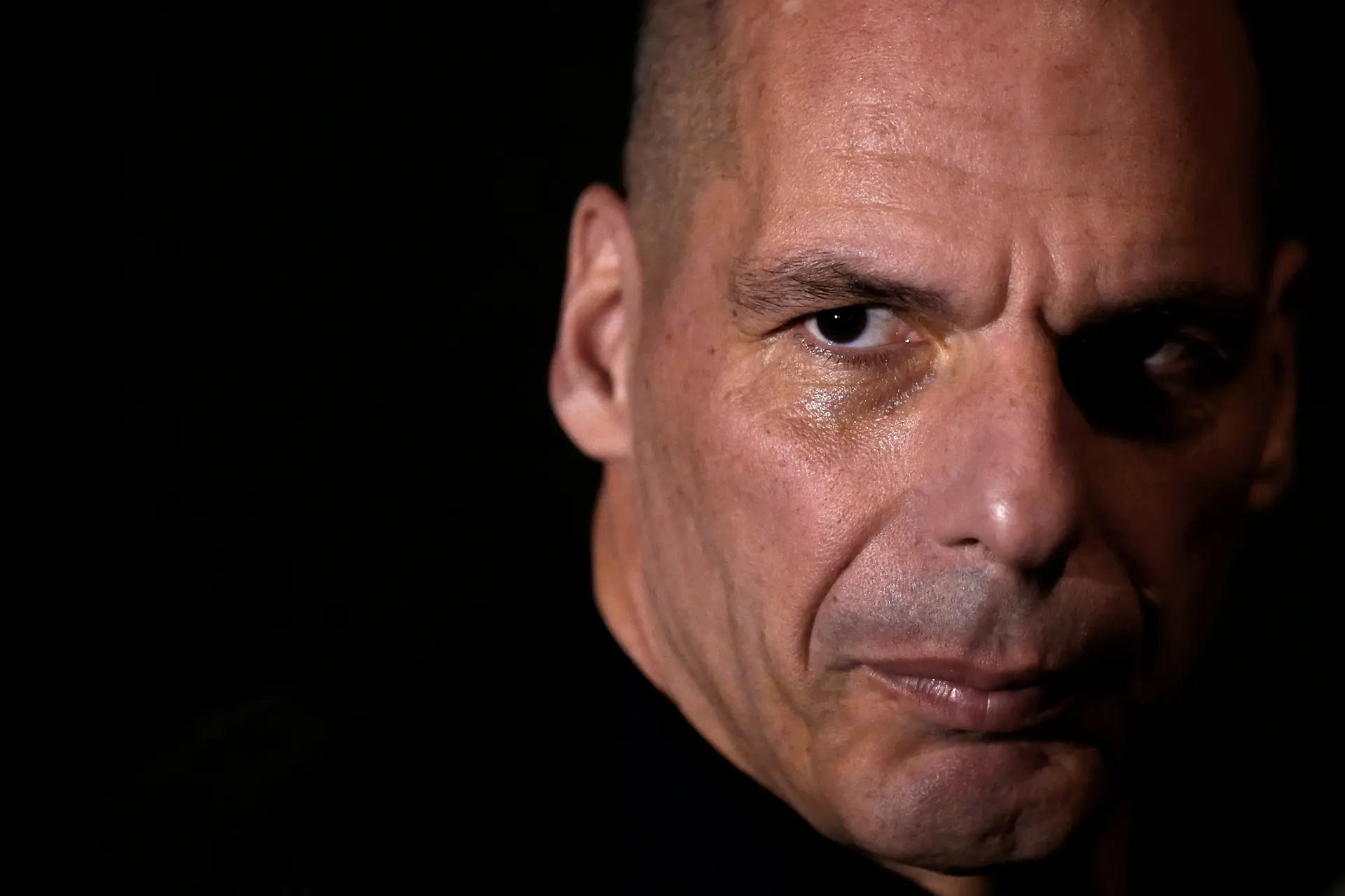 Yanis Varoufakis, ex-ministro das Finanças da Grécia, agredido num restaurante