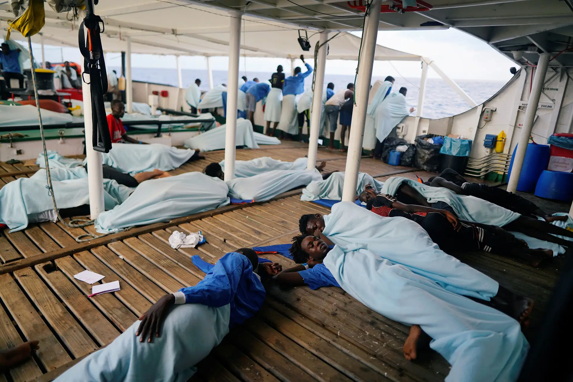 Barco italiano com 117 migrantes vai atracar na Catânia