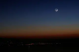 Cientistas confirmam presença de água gelada na superfície da Lua