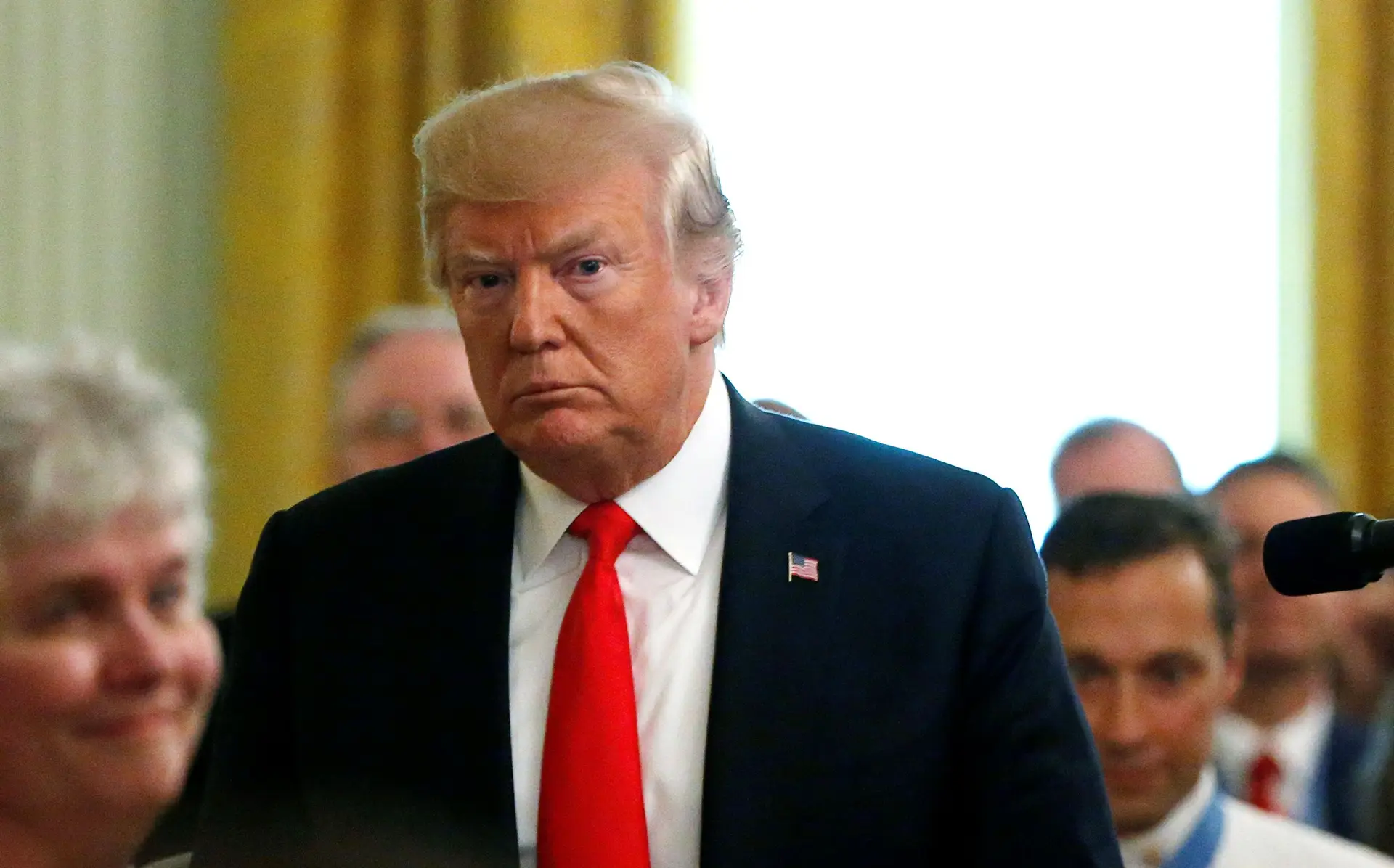 Trump diz que dinheiro para silenciar mulheres é dele e não da campanha