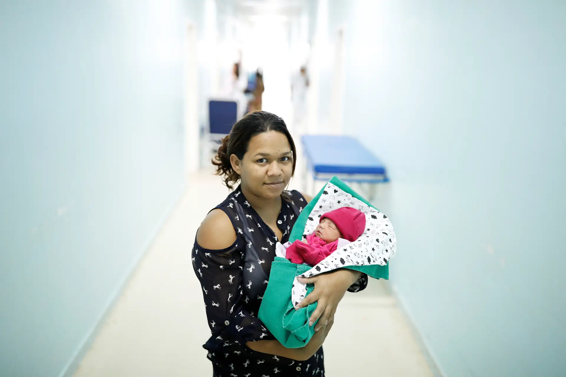 Jackeline, 24, uma venezuelana do estado de Bolívar, com a sua bebé Sofia de quatro dias, na maternidade da Boa Vista