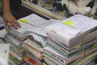 Parlamento suspende entrega de manuais escolares mas Ministério mantém obrigação