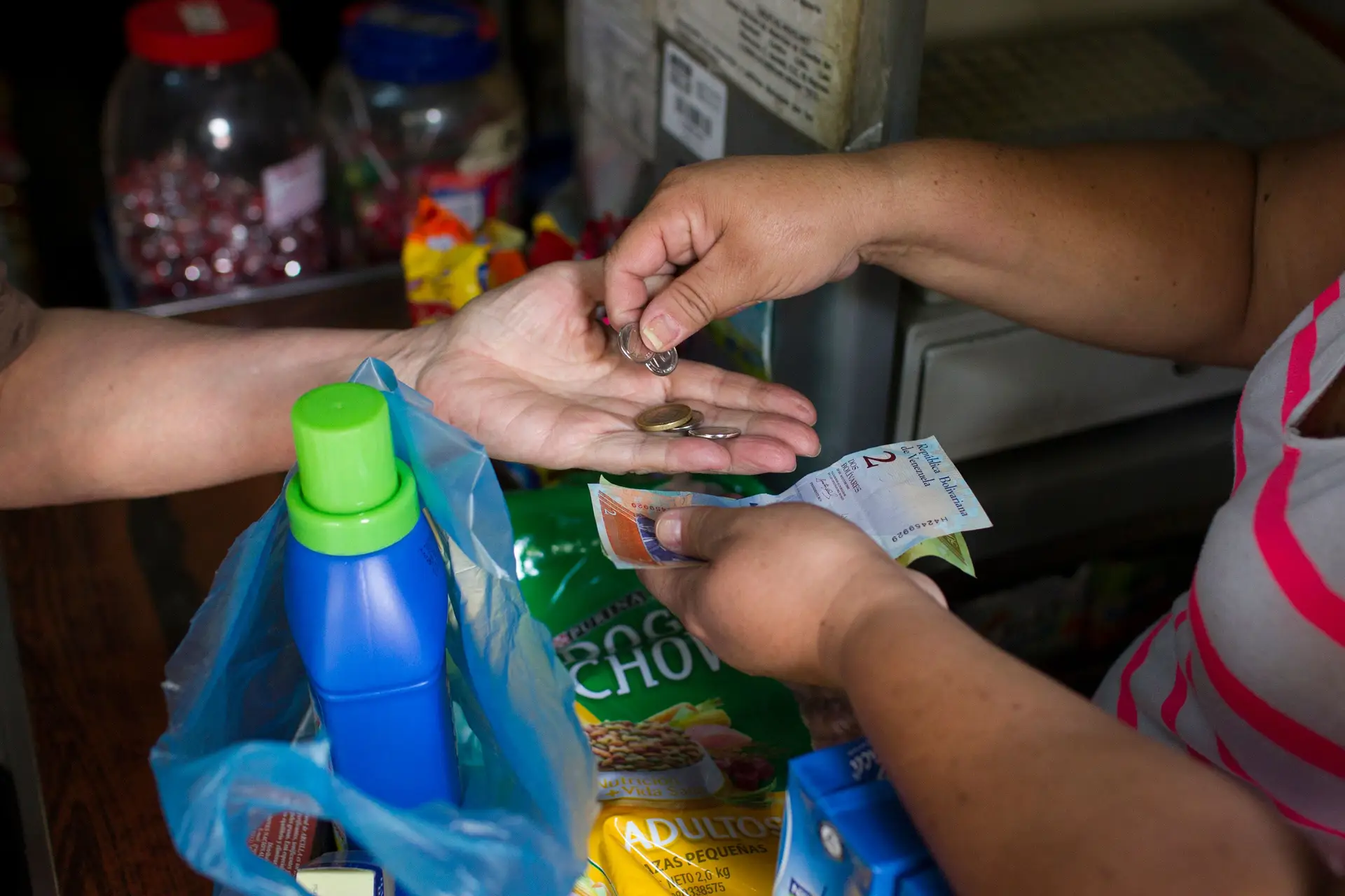 Supermercados de portugueses na Venezuela acusados de especulação e obrigados a baixar os preços