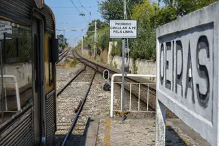 Circulação ferroviária entre Oeiras e Cascais interditada na manhã de domingo
