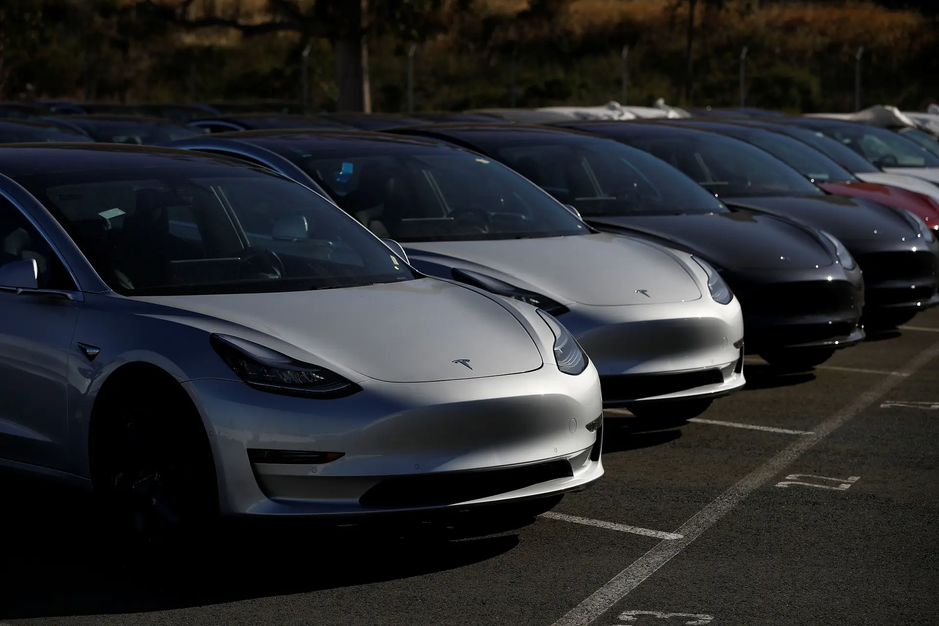 Regulador norte-americano notifica Tesla para recolher 158 mil veículos nos EUA