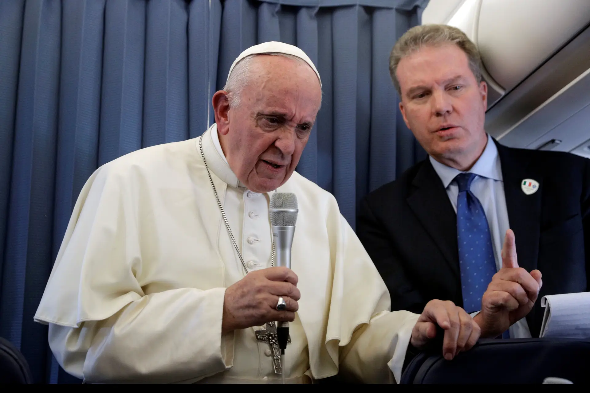 Papa recomenda psiquiatria quando homossexualidade se "manifesta na infância"