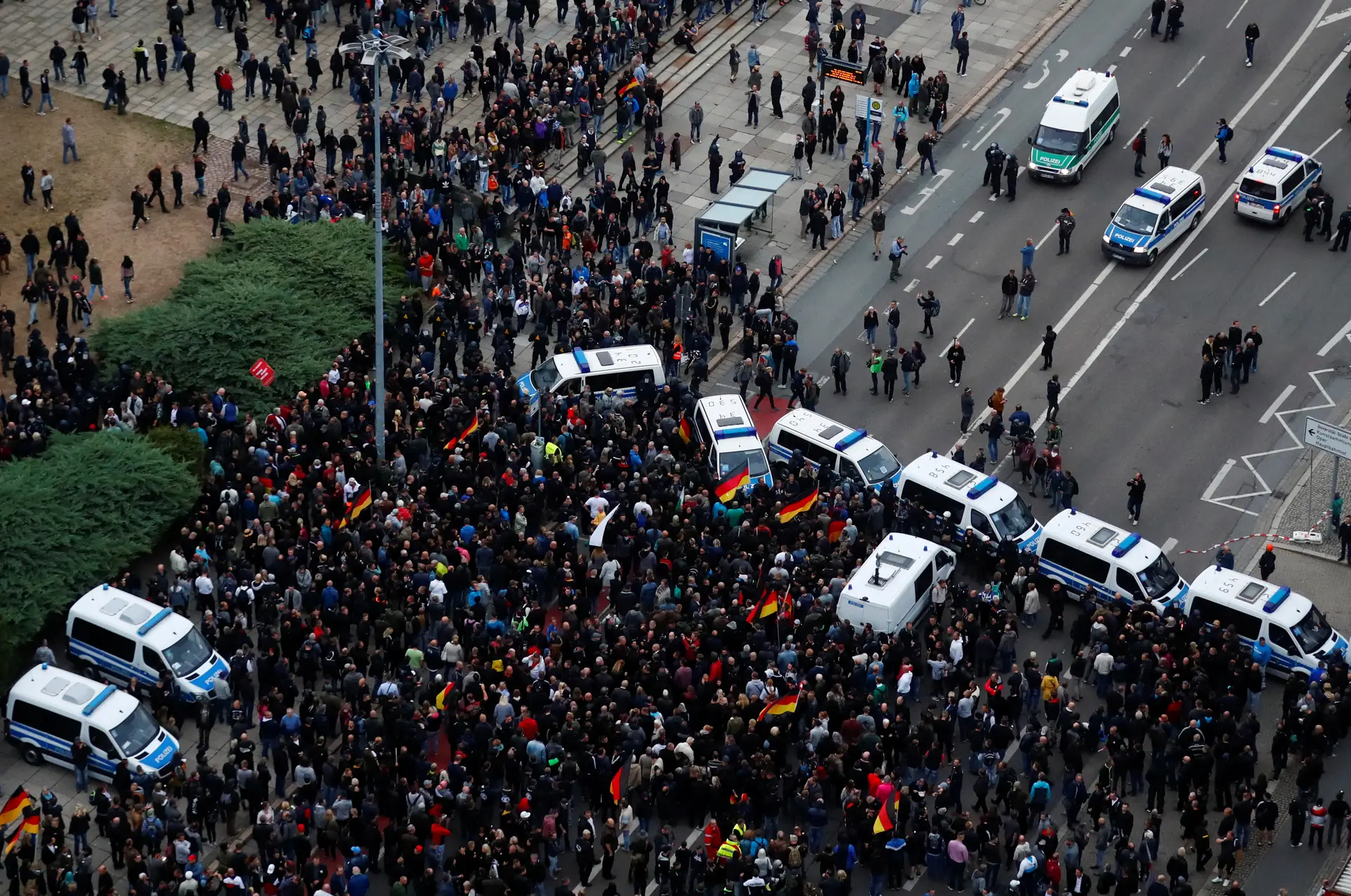 Protestos pró e anti-estrangeiros na Alemanha reúnem milhares de pessoas