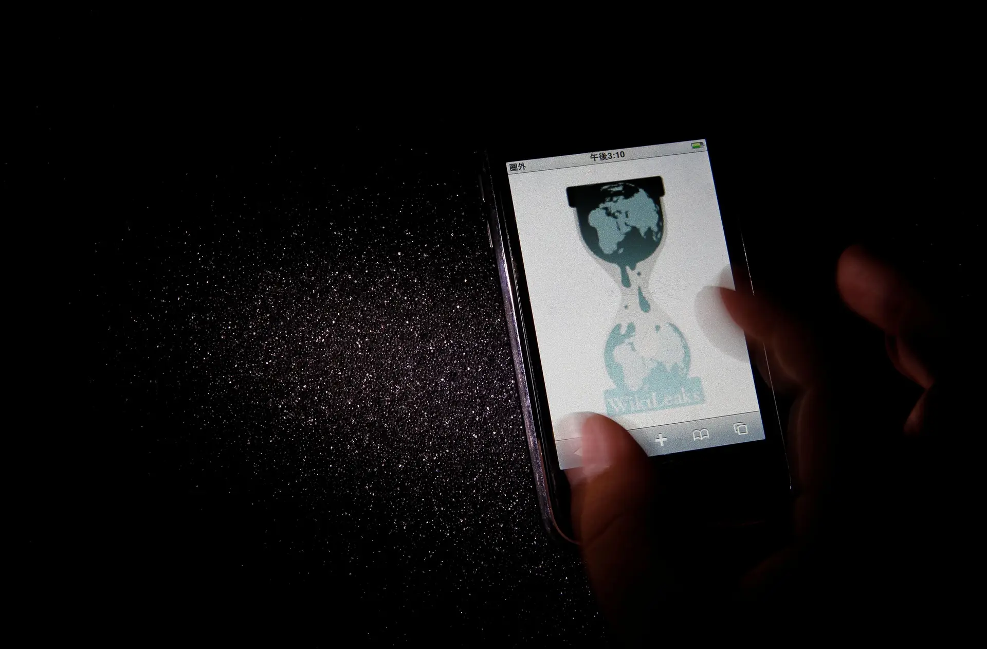 Logótipo do portal Wikileaks exibido no ecrã num smartphone em Tóquio.