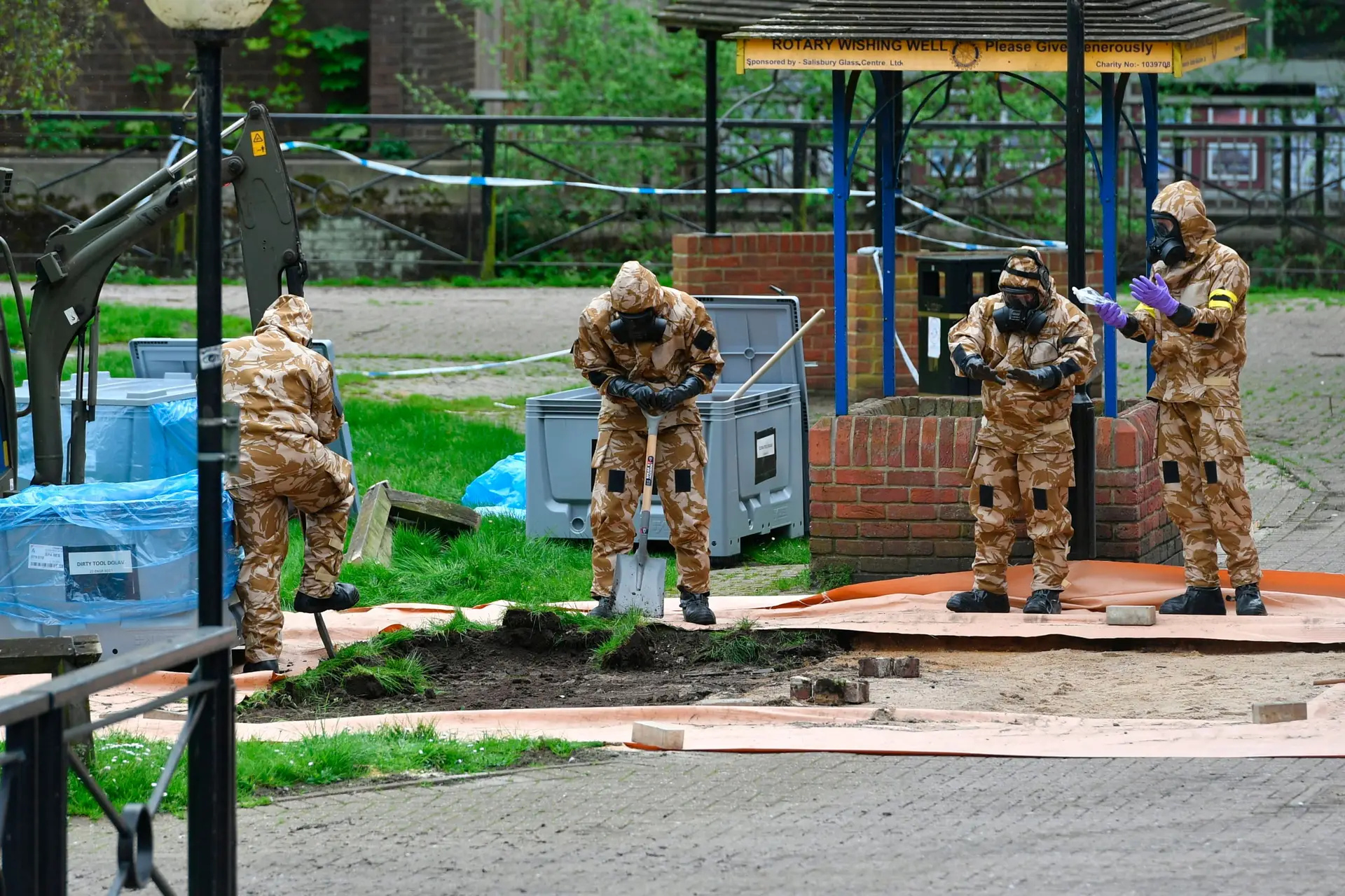 Investigações realizadas no local onde o agente Sergei Skripal e a filha Yulia foram encontrados em Salisbury, Inglaterra.