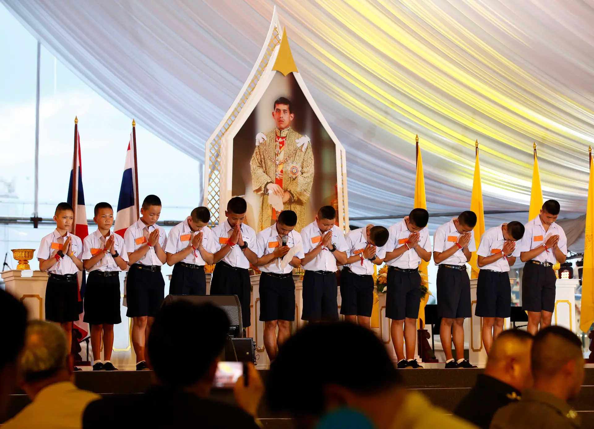 Dez mil pessoas em cerimónia de agradecimento ao resgate de gruta na Tailândia
