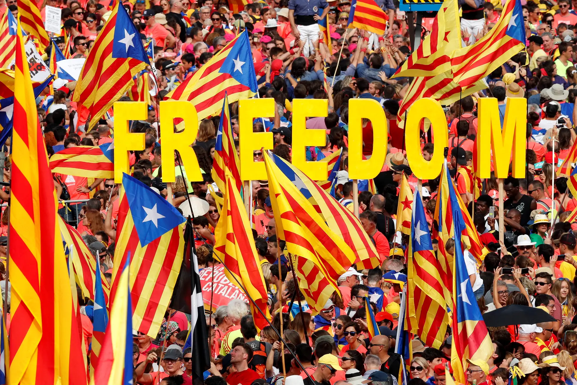 Independentistas invadem ruas de Barcelona
